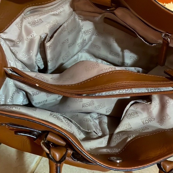 Michael Kors leather purse (SOLD) - Picture 6 of 7